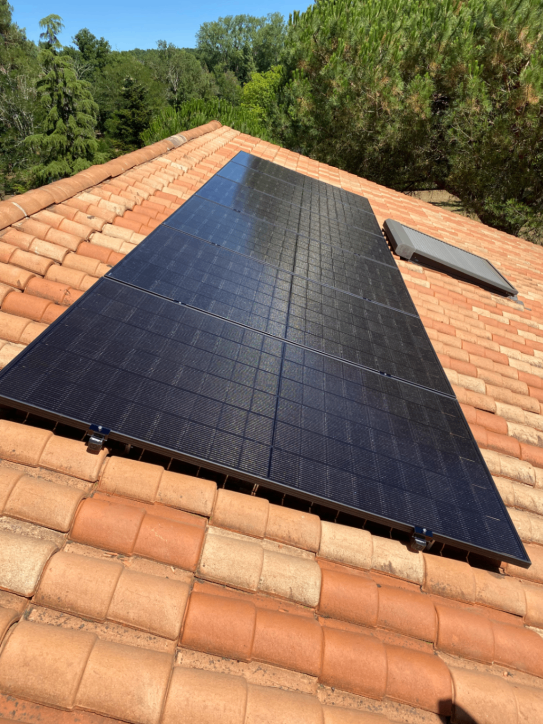 Installation solaire intégrée autour d'un velux