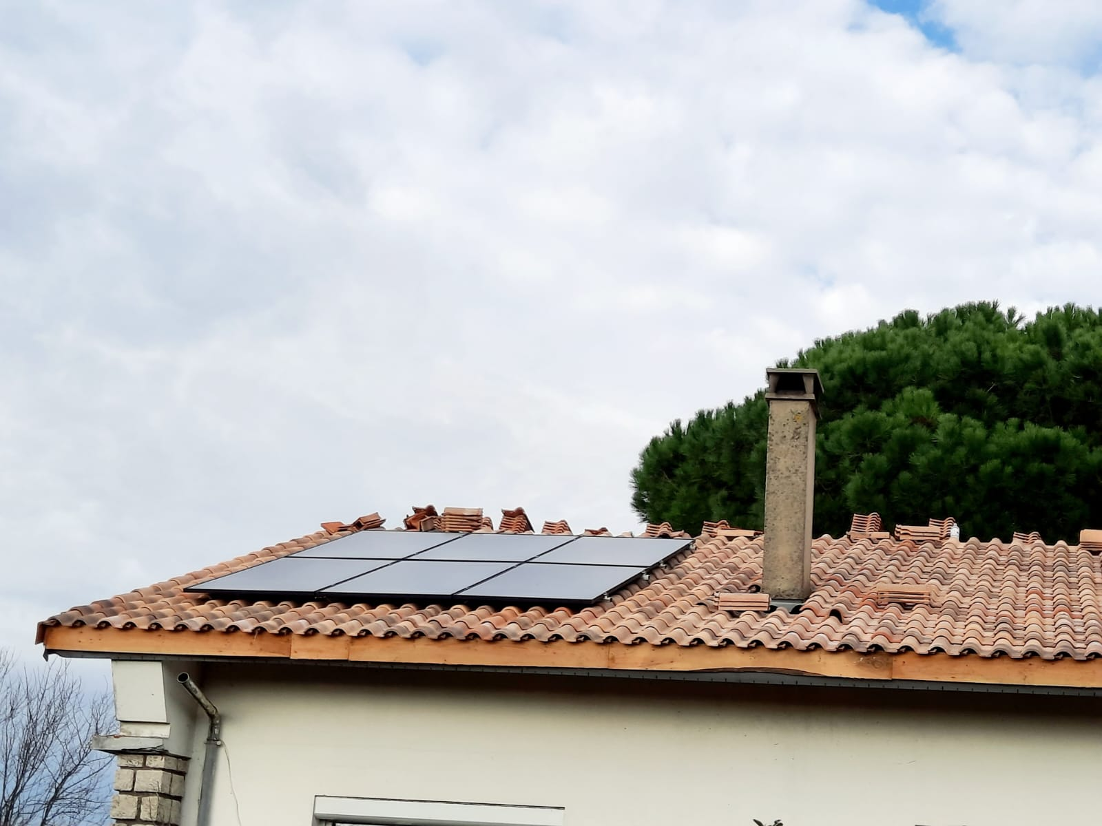 Maison équipée en panneaux solaires — vue extérieure