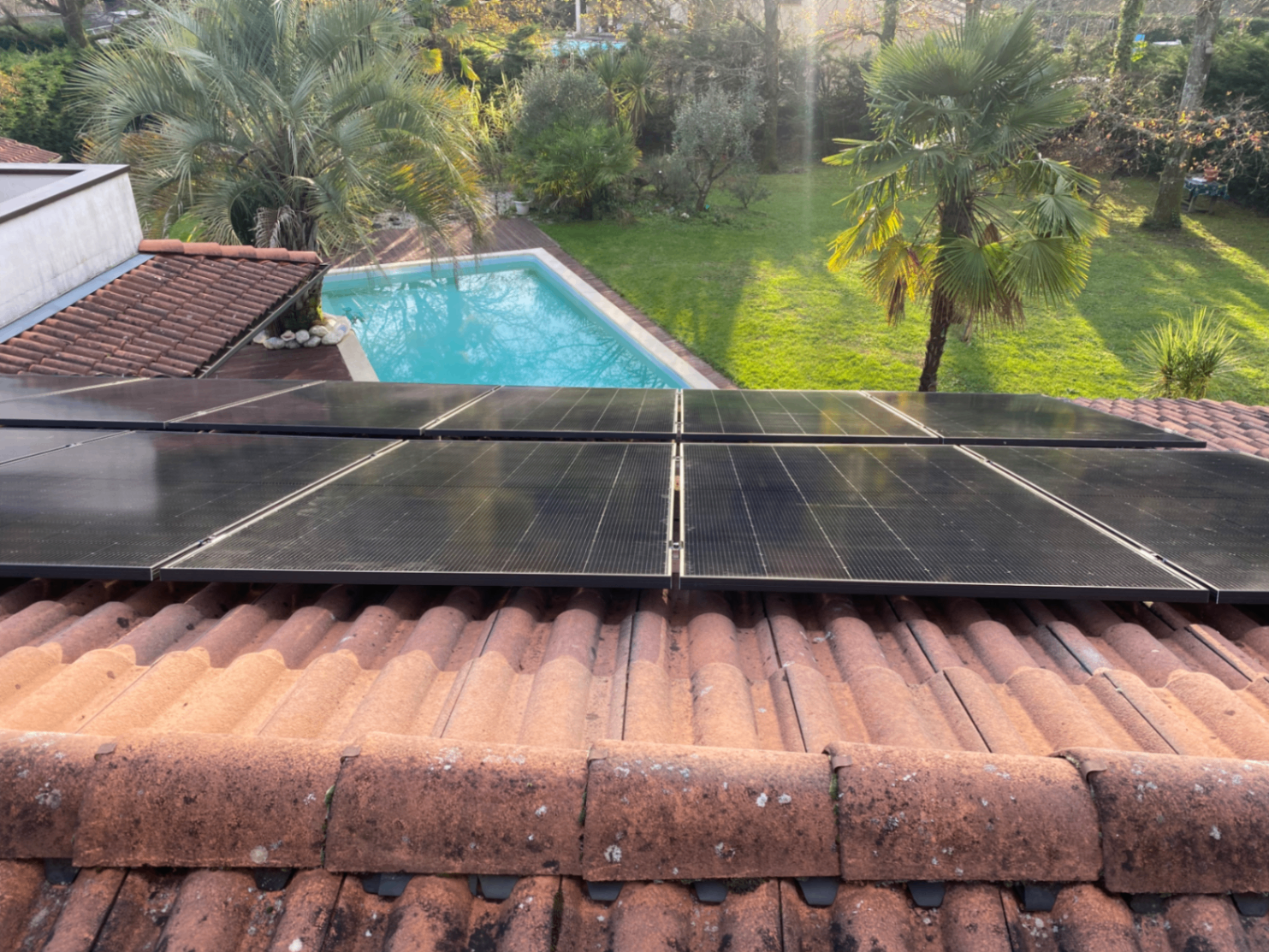 Installation solaire vue depuis la piscine