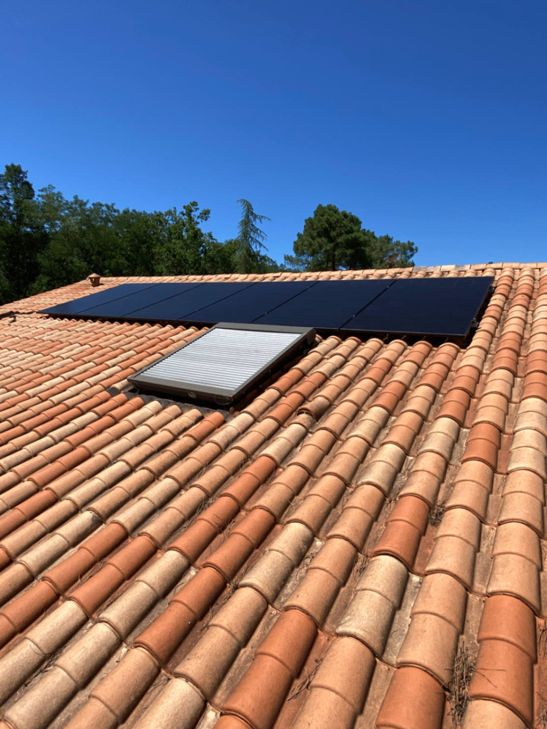 Champ photovoltaïque sur toiture avec velux